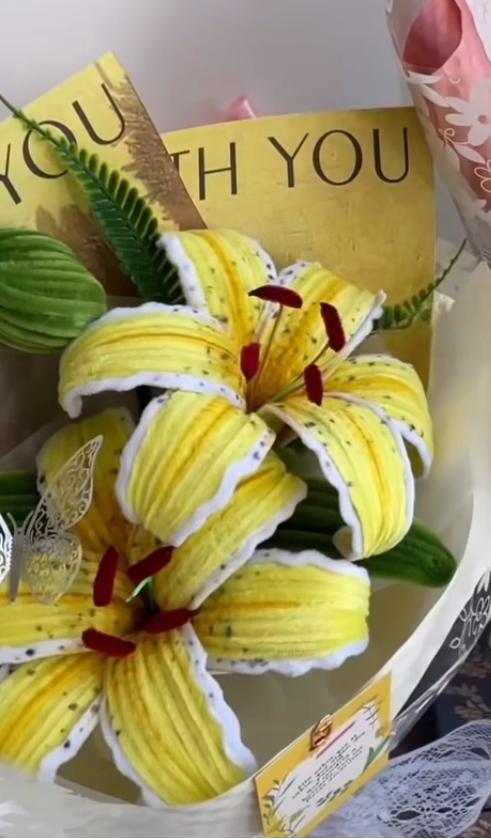 YELLOW SHADED LILIES BOUQUET