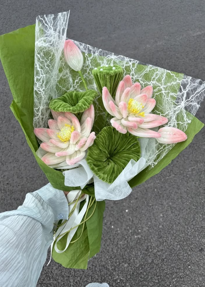 2 WHITE SHADED LOTUS BOUQUET